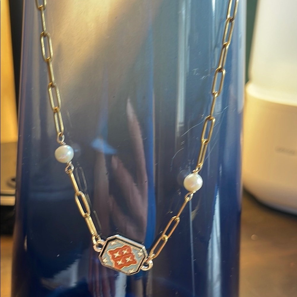 Gold tone necklace with Pearl Accents